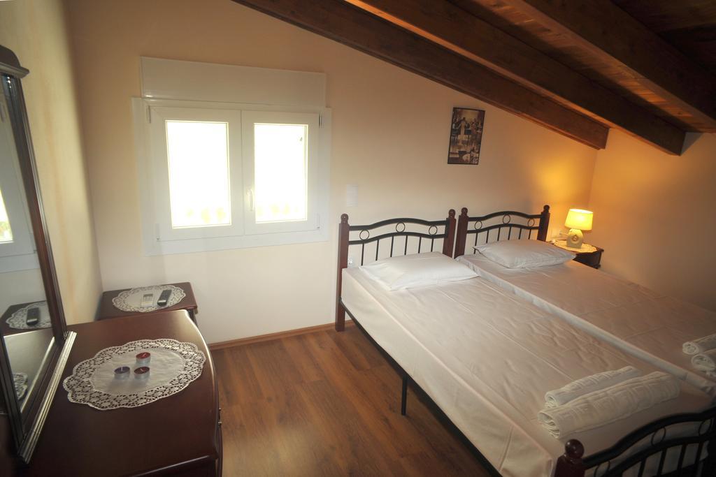 Villa Poulades Gouvia Kamer foto